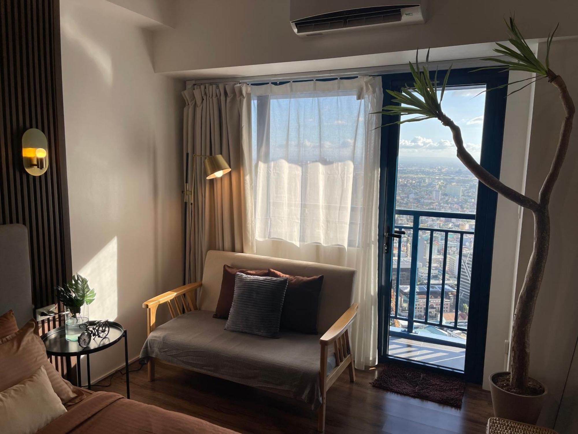 Muji-Inspired Home-Tel In The Heart Of Makati マニラ市 エクステリア 写真